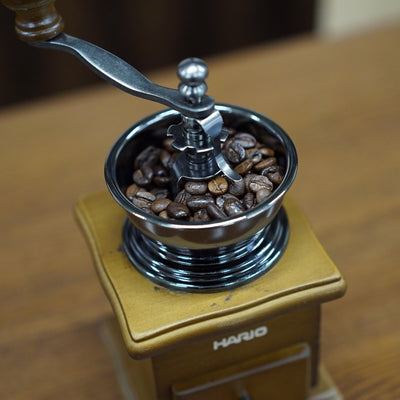 (預訂｜全港免運) HARIO 10g容量 天然木經典手搖/手動磨咖啡豆機 Coffee Mill MCS-1【約10-15個工作日內寄出】 - Premium Mall HK