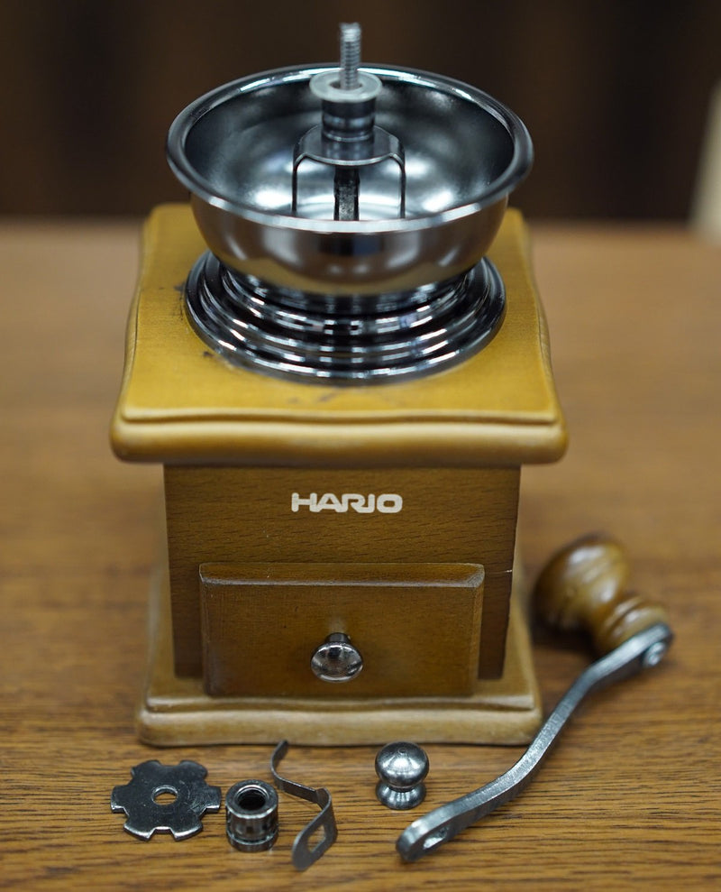 (預訂｜全港免運) HARIO 10g容量 天然木經典手搖/手動磨咖啡豆機 Coffee Mill MCS-1【約10-15個工作日內寄出】 - Premium Mall HK